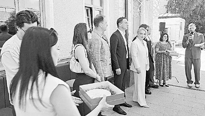 Вручение памятных тарелок команде открытия гастробистро.