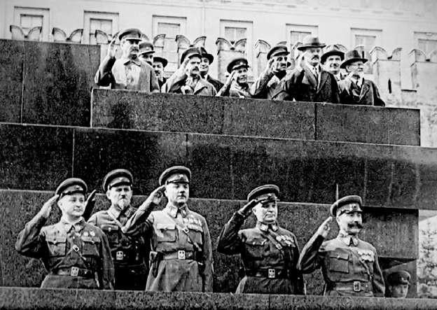 М. Н. Тухачевский (первый слева в нижнем ряду) на первомайском параде 1937 г. За три недели до ареста. Фото Омский Центр изучения истории гражданской войны