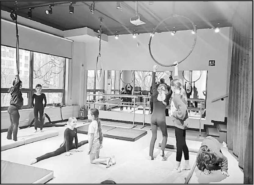 Занятие по воздушной гимнастике проводит центр «Бриллиантовый шмель». Юлия Киви