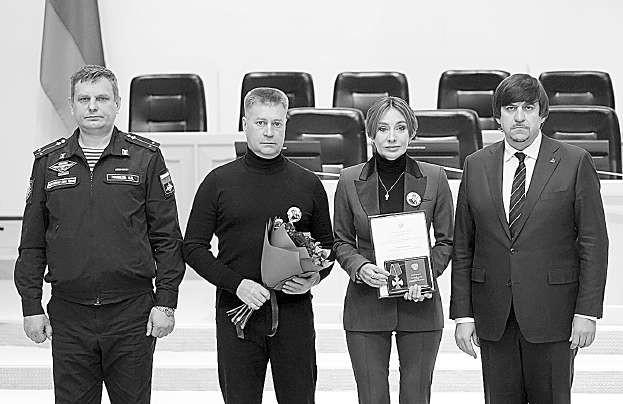 Максим Афанасьев и ветеран СВО Александр Роммель передали орден Мужества Сергею и Олесе Медведевым, родителям Владимира Медведева.