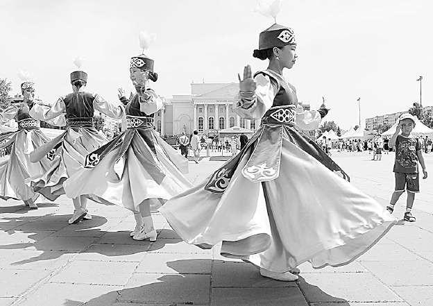 Ансамбль казахского танца «Гульдер» на площади 400-летия Тюмени.