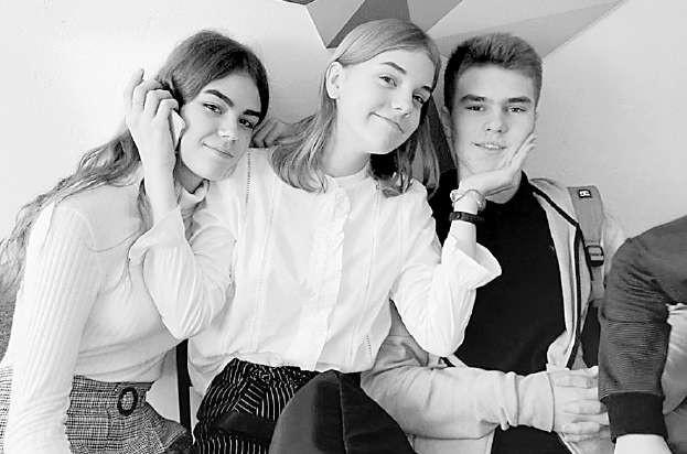 Владимир и одноклассницы Мария Сиглова и Елизавета Анкушева