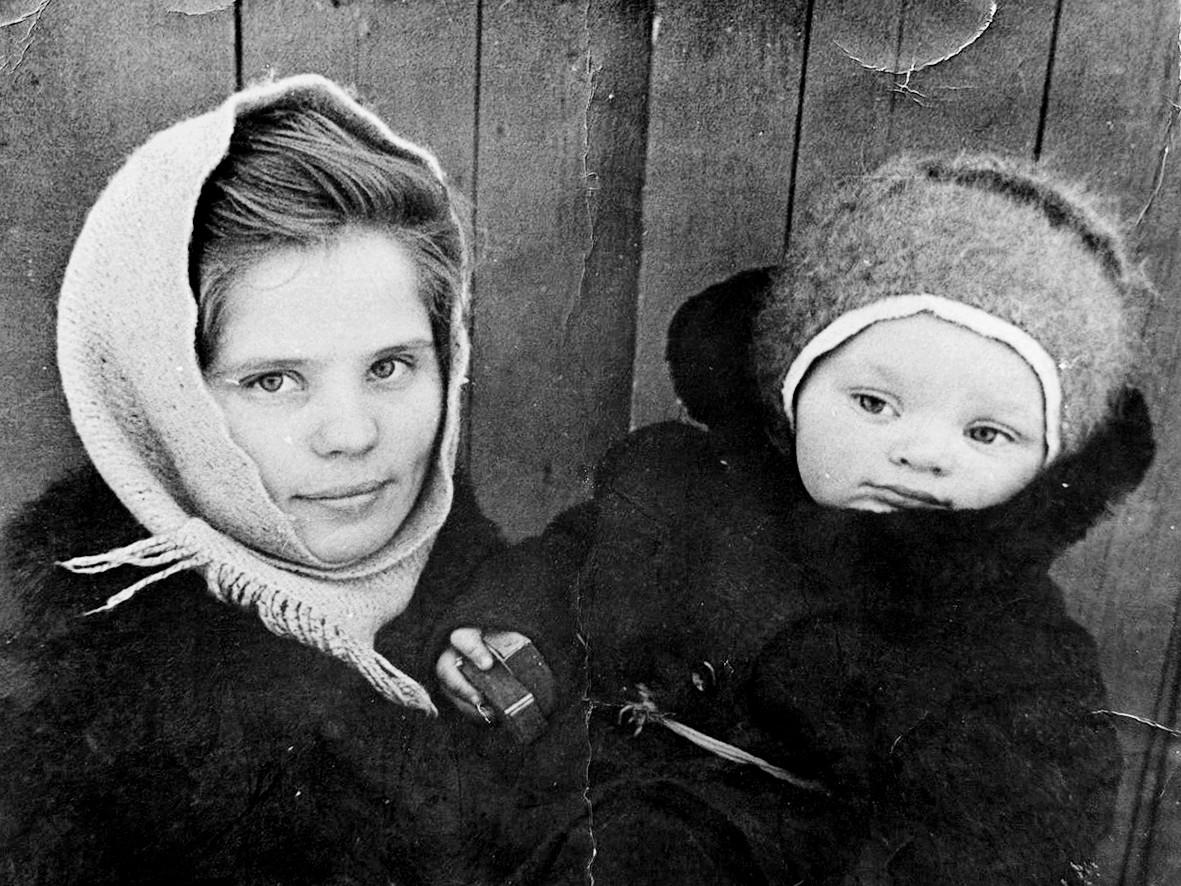 Вячеслав в детстве с мамой