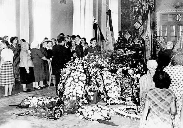 Прощание с Александрой Круткиной в драмтеатре на улице Герцена (фото из архива областного офтальмологического диспансера)