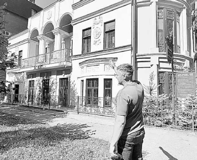 Евгений Давыдов показывает на характерные элементы дома