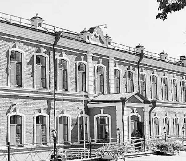 Здание больницы в Аптекарском саду на улице Даудельной