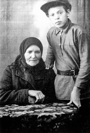 Алексей Голендеев с матерью.