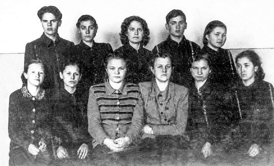 Первый выпуск школы № 11: из девяти выпускников - пять учителей. 1953 г. Сидят: И. Леханова, Г.И. Иванова, А.А. Соколова, В.Н. Турыгина, Н.В. Карташова, З.С. Каплина Стоят: В. Седымов, Г. Макарова, Н. Горбунова, Ю. Мелкозеров, Н. Зырянова.