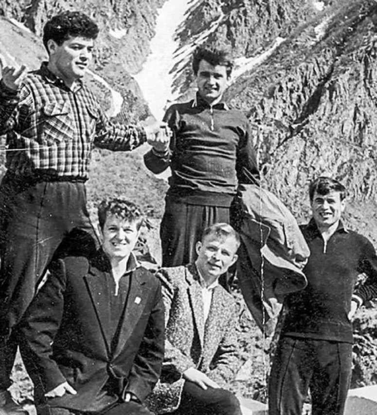 Начальник и весельчак футбольной команды «Геолог» Борис Абрамович (стоит слева и что-то исполняет) во время остановки команды на Военно-Грузинской дороге в начале 60-х годов по пути на сборы, справа Ю. Агиенко, сидят Шакиц-кий, Щетков и Ноздрачев Фото из архива Сергея Лелеко