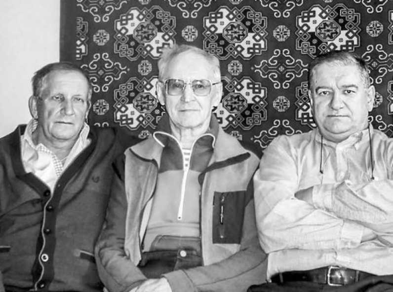 Выдающийся тюменский тренер по конькобежному спорту, заслуженный тренер России и арбитр всесоюзной категории, почетный судья, ветеран Великой Отечественной войны и настоящая ходячая энциклопедия тюменского спорта Борис Мишатин (в центре), к.м.с. по конькобежному спорту и велосипеду, экс-чемпион области Сергей Степанов (слева) и автор (справа). Фото из архива Сергея Лелеко